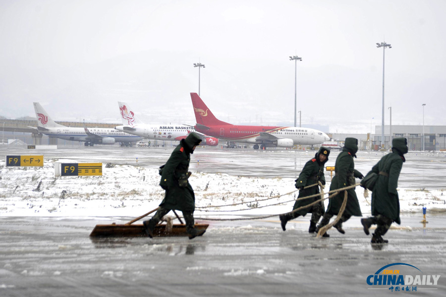 昆明機場一名因大雪滯留旅客暈倒 緊急送醫救治