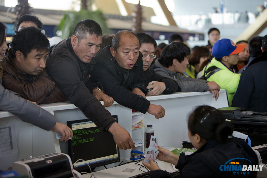 昆明機場一名因大雪滯留旅客暈倒 緊急送醫救治