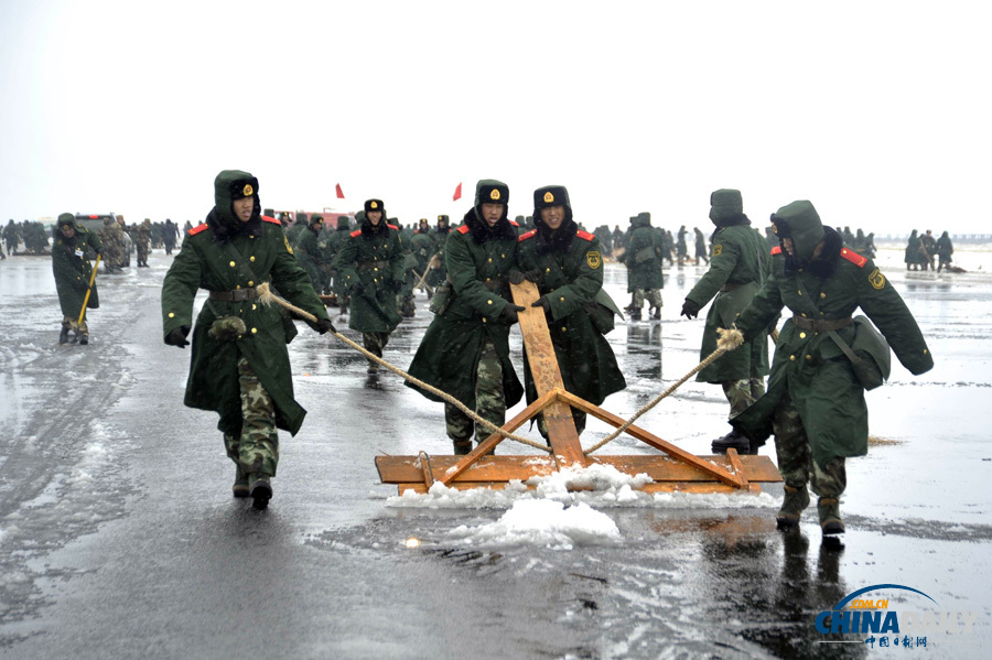 昆明機(jī)場一名因大雪滯留旅客暈倒 緊急送醫(yī)救治