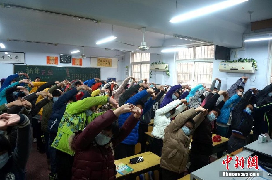 河南持續霧霾 學生戴口罩室內做操