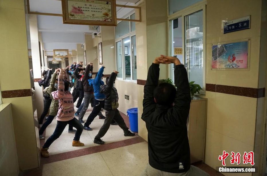 河南持續(xù)霧霾 學生戴口罩室內(nèi)做操