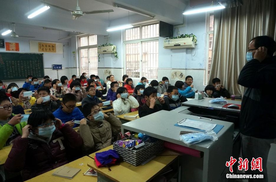 河南持續霧霾 學生戴口罩室內做操