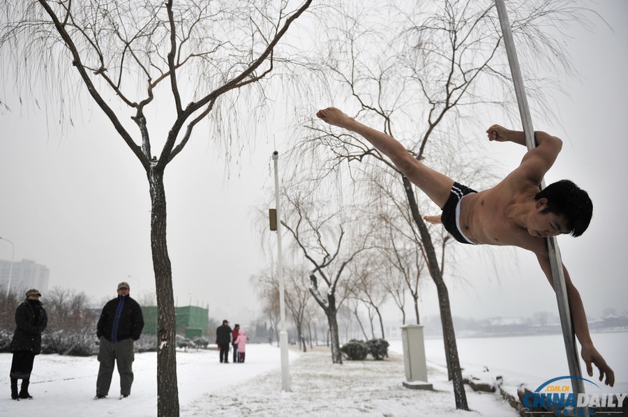 鋼管舞國家隊冰天雪地秀絕技