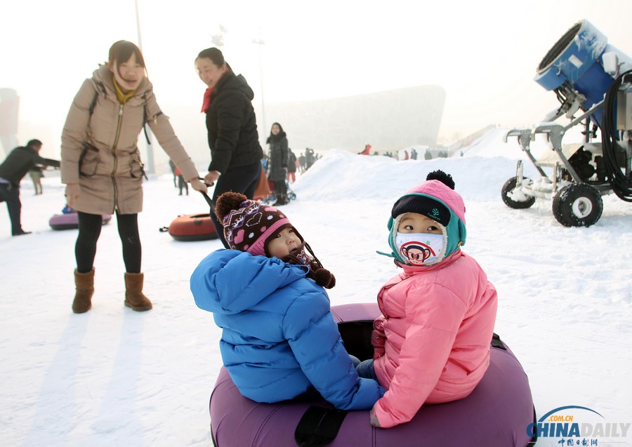 北京：“鳥巢”歡樂冰雪季外場(chǎng)開放