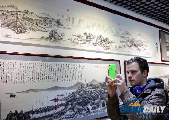 古稀老人舉辦“最愛秦皇島”國畫藝術(shù)展(組圖)