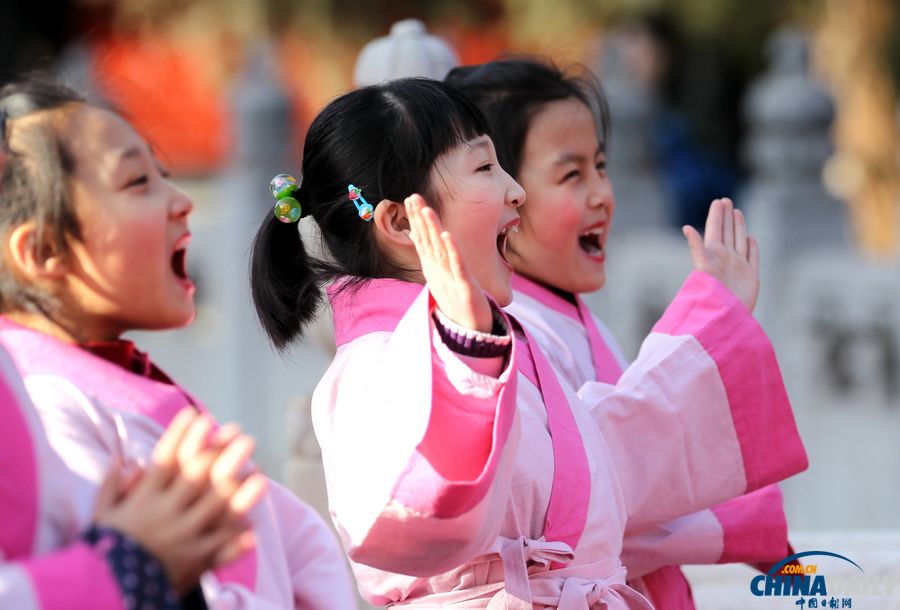 北京：國學(xué)圣地百人誦經(jīng)典迎新年