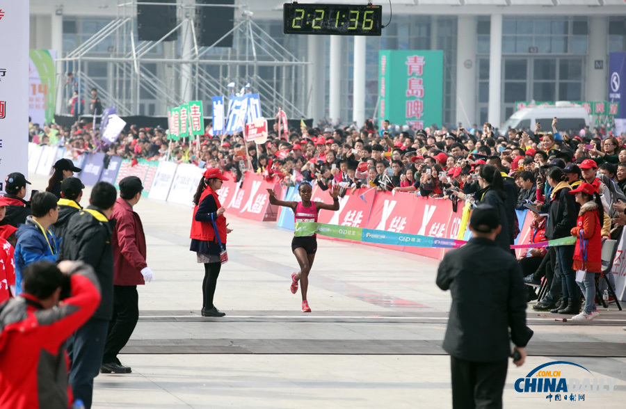 萬人齊跑廈門馬拉松 一選手沖刺抽筋被攙扶
