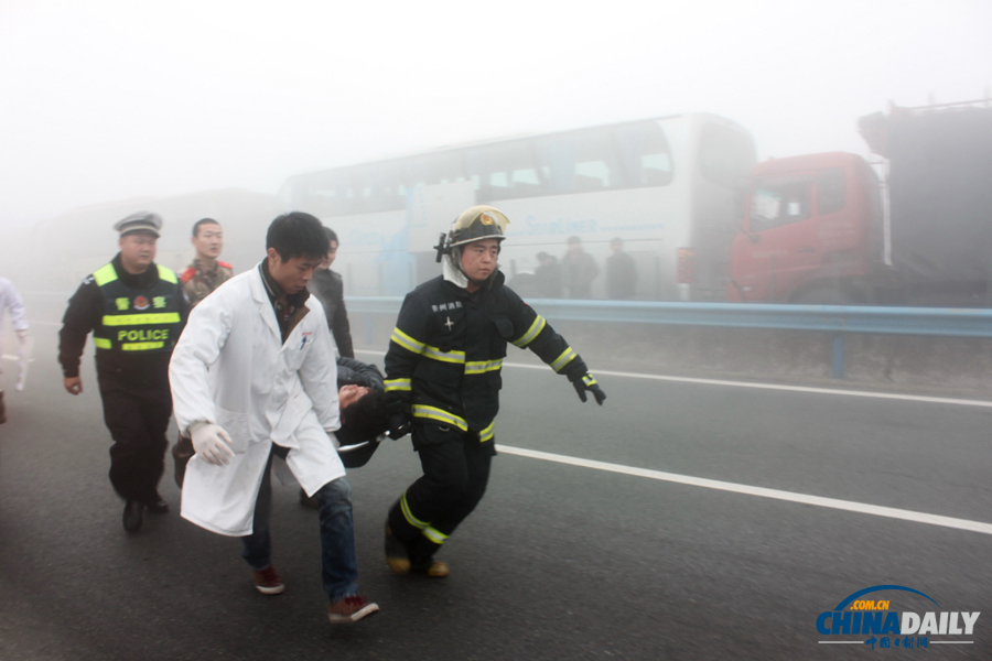 濃霧致滬渝高速公路荊州段22車連環(huán)追尾