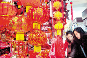 選購(gòu)花燈 喜迎佳節(jié)