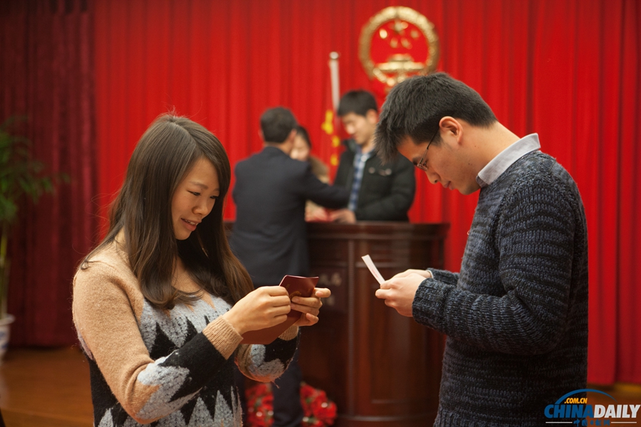 情人節元宵節重合 上海新人扎堆登記