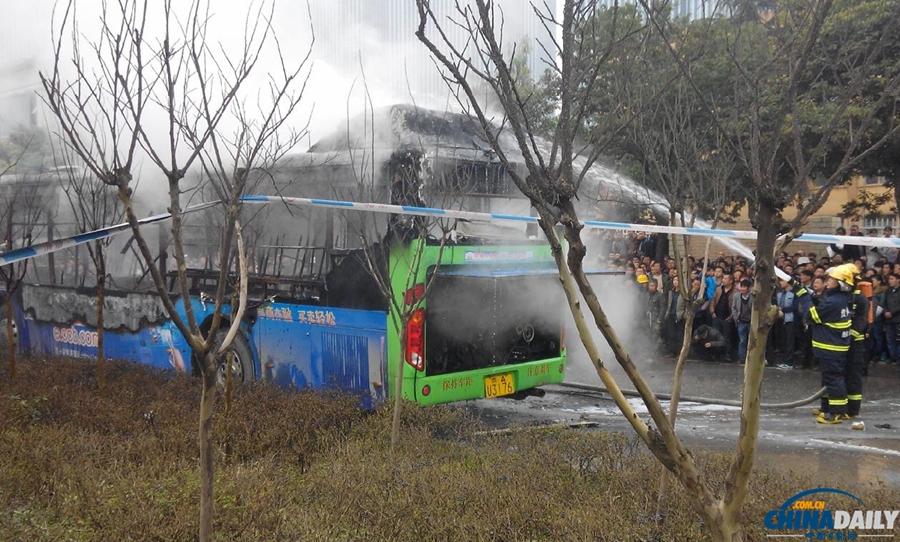 貴陽(yáng)一輛公交車起火 已致五人喪生