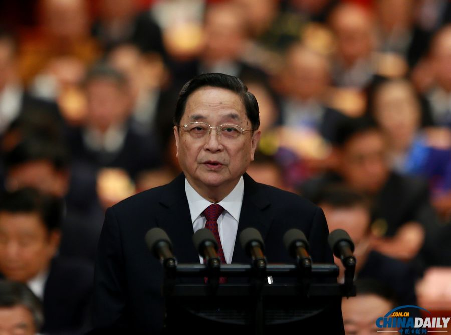 政協(xié)開幕會(huì)為昆明暴力恐怖事件遇難者默哀
