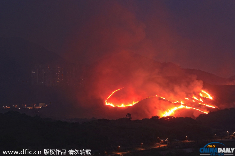 香港一山林突發大火 燒紅整座山濃煙隨風飄向深圳