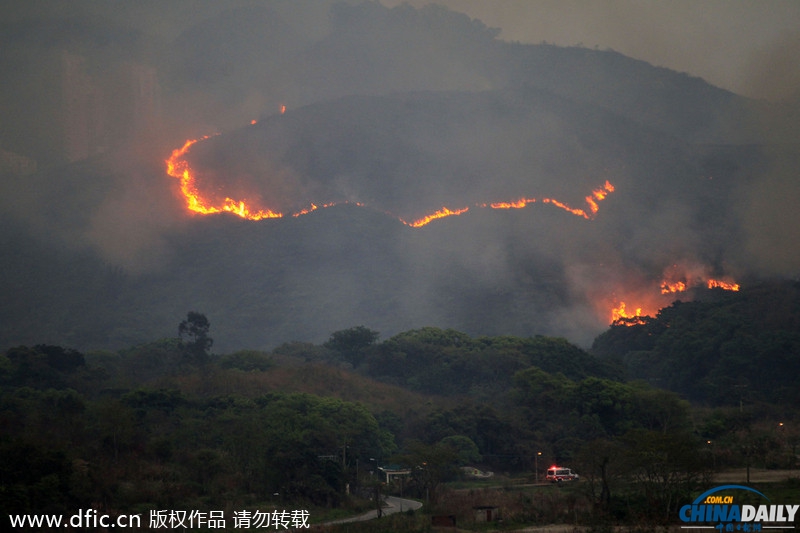 香港一山林突發(fā)大火 燒紅整座山濃煙隨風(fēng)飄向深圳