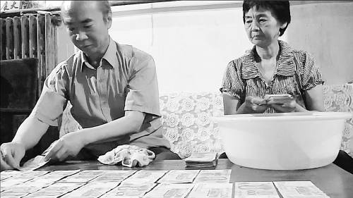 恐婚時(shí)代：18個(gè)媒人說(shuō)一門(mén)親 彩禮要三斤三兩百元大鈔