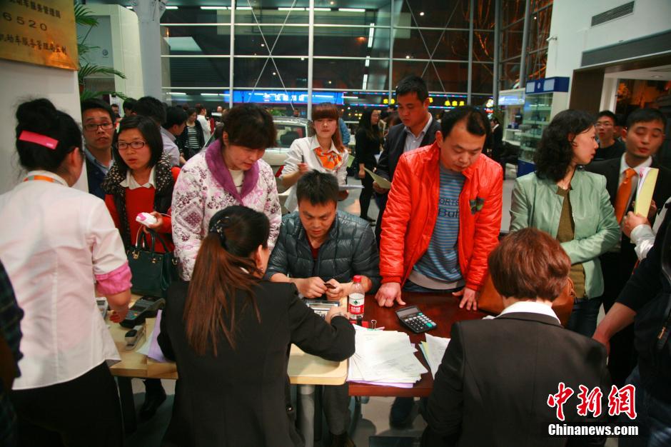 杭州出臺限牌新政 引發(fā)市民連夜購車潮