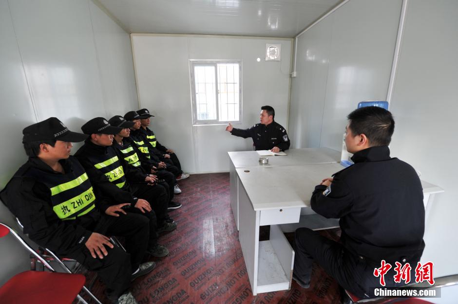 福州現(xiàn)“柜族”警務(wù)室 日租金僅6元