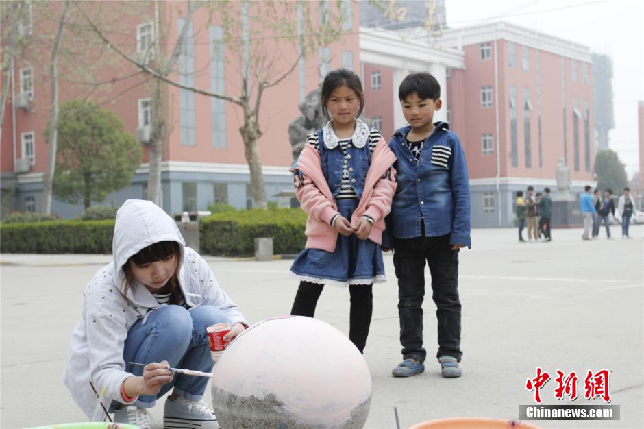 大學生做創意校園涂鴉 石墩變“萌寵”