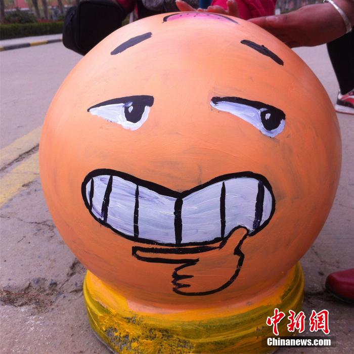 大學(xué)生做創(chuàng)意校園涂鴉 石墩變“萌寵”