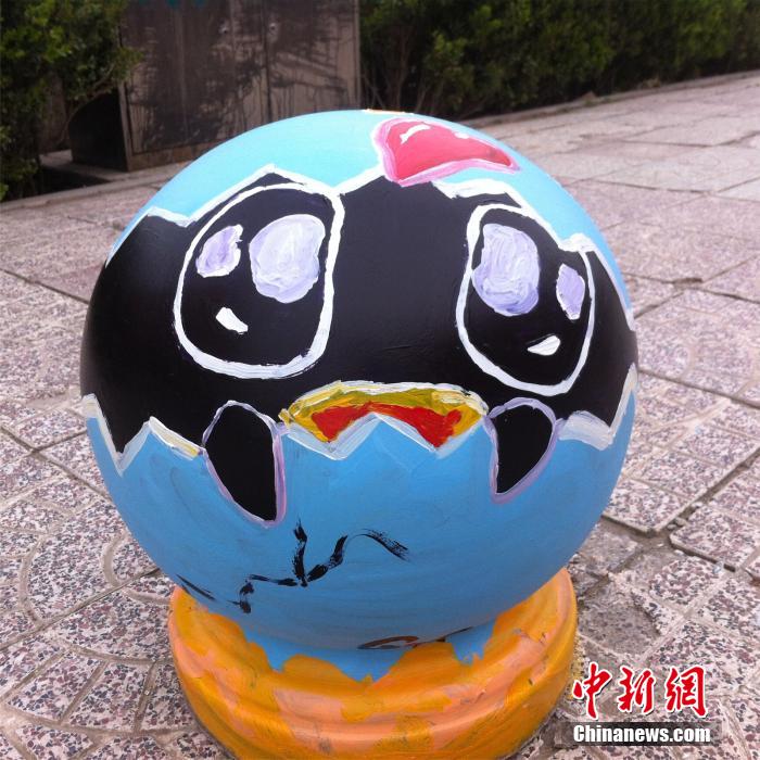 大學生做創意校園涂鴉 石墩變“萌寵”