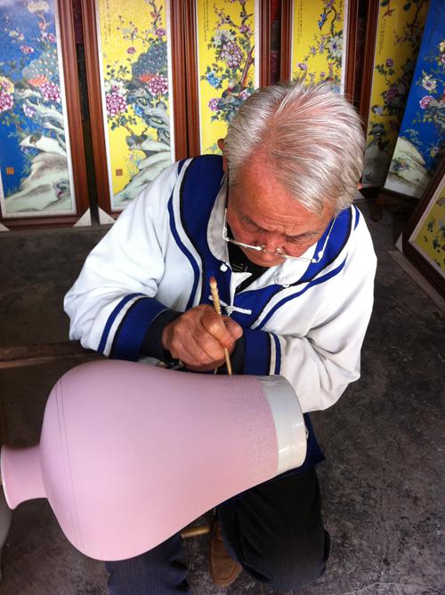 全國網(wǎng)媒記者走進江西“瓷都” 景德鎮(zhèn)手工制瓷“磁”性十足
