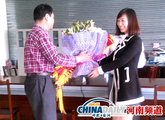 信陽蘇博樓企給政府送鮮花和錦旗 感謝政府支持