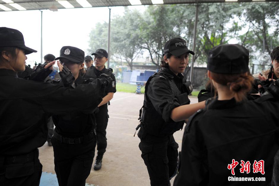 重慶女網(wǎng)友入駐警隊(duì)學(xué)防狼術(shù)