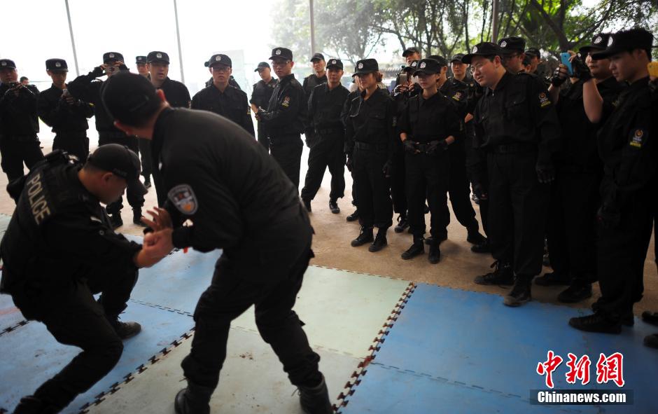 重慶女網友入駐警隊學防狼術