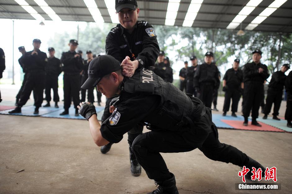 重慶女網友入駐警隊學防狼術