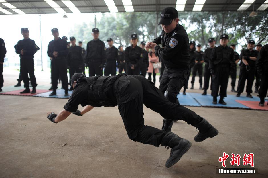 重慶女網友入駐警隊學防狼術