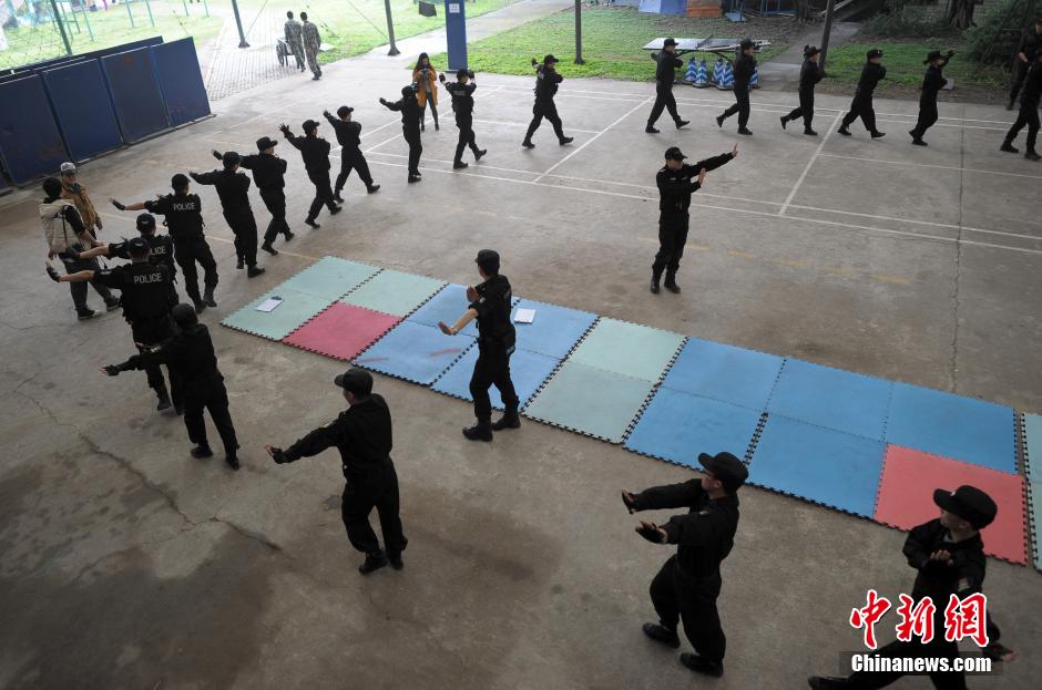 重慶女網(wǎng)友入駐警隊學防狼術