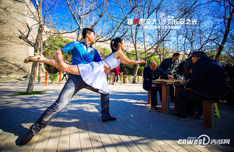 “跳舞吧，交大！”走紅網(wǎng)絡(luò) 高難度動(dòng)作獲網(wǎng)友點(diǎn)贊