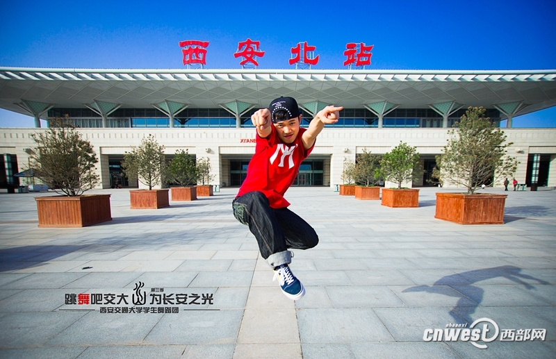 “跳舞吧，交大！”走紅網(wǎng)絡(luò) 高難度動(dòng)作獲網(wǎng)友點(diǎn)贊