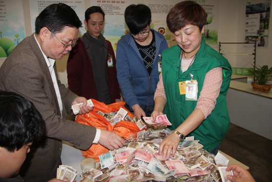 甘肅華潤(rùn)萬(wàn)家海鴻店與蘭州紅十字會(huì)共同開(kāi)啟愛(ài)心捐款箱