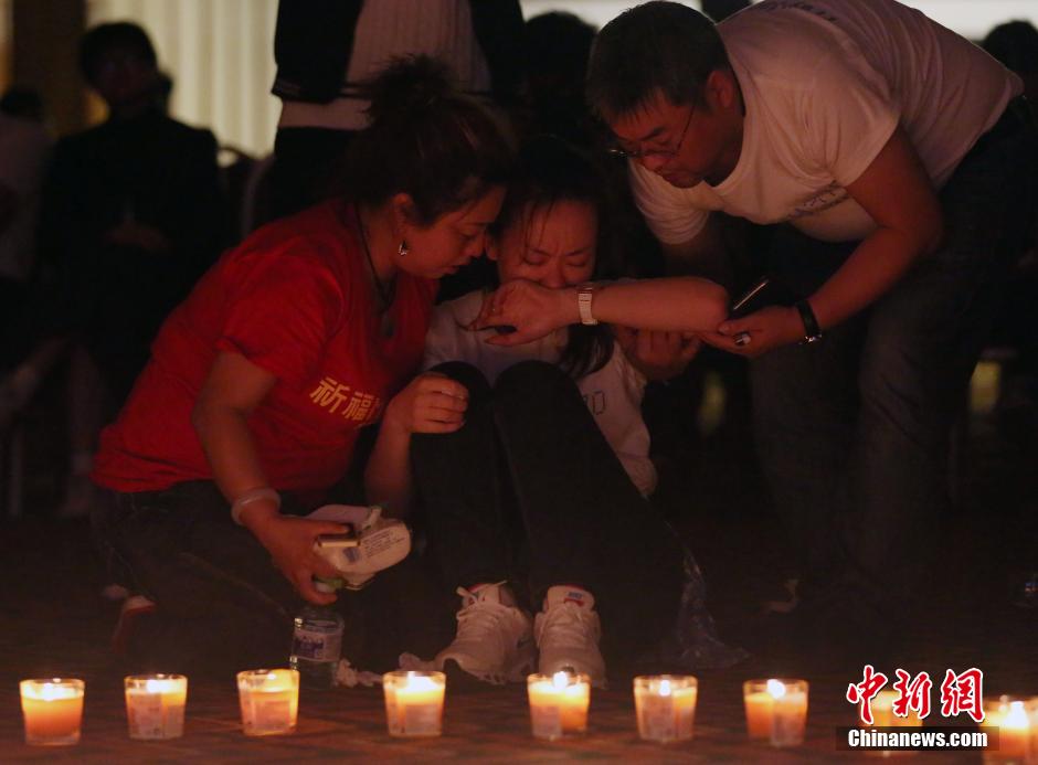 MH370航班失聯滿月 在京乘客家屬舉行祈?；顒?/></a></p>

<p>　　4月8日，乘客家屬祈福。當日，馬航MH370航班失聯事件發生滿一個月，失聯乘客家屬在北京麗都飯店舉行祈福活動。中新社發韓海丹 攝</p>
</p>
</div>
</div>

<div   class=