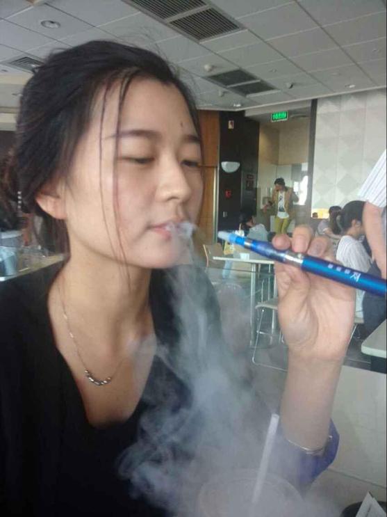 世界無煙日，鄭州一美女在肯德基抽煙思雷電子煙