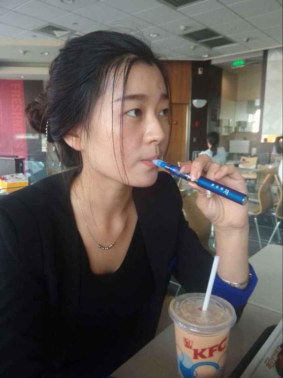 世界無煙日，鄭州一美女在肯德基抽煙思雷電子煙