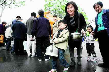北京路面突現“天坑” 載重大貨車深陷洞內(圖)