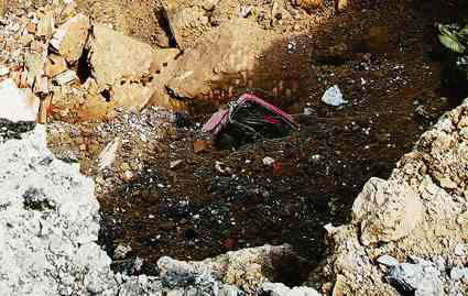 北京路面突現“天坑” 載重大貨車深陷洞內(圖)