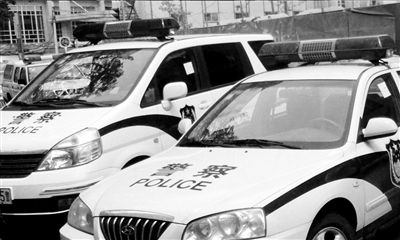 北京海淀派出所十余警車被貼罰單 網(wǎng)友微博直播