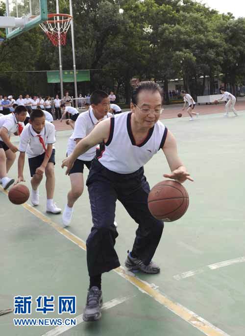 總理和小學(xué)生一起上體育課
