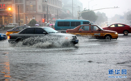 北京遭遇強(qiáng)雷雨天氣 部分地區(qū)積水嚴(yán)重