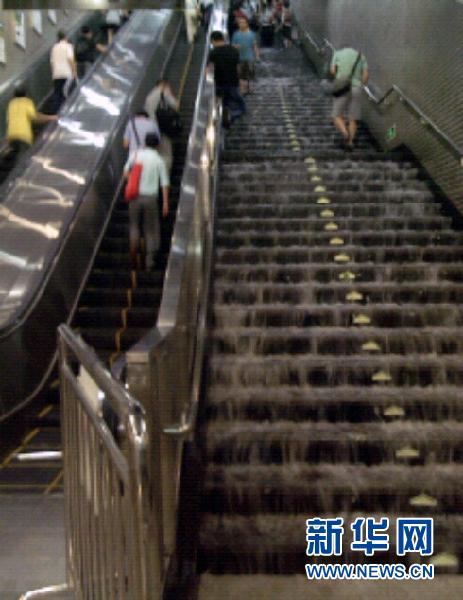 罕見(jiàn)暴雨沖擊北京 官方釋疑積水原因