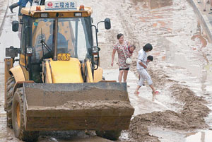 北京自來水管爆裂 中關村大街湍流成河（圖）