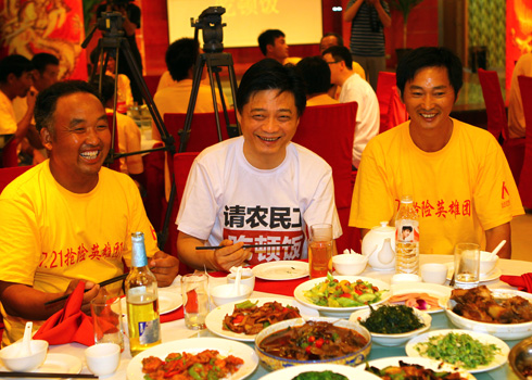 崔永元請7·21暴雨救人農(nóng)民工吃飯