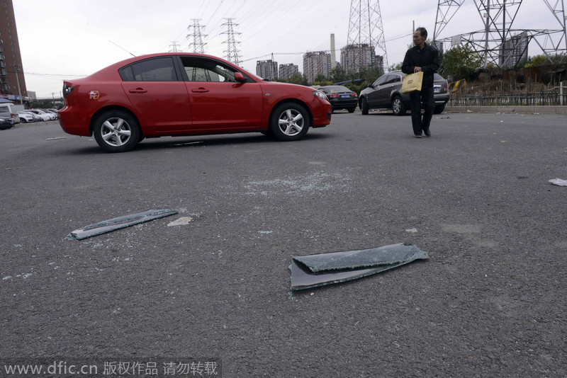 北京立水橋數十輛車被砸車窗 車內物品丟失