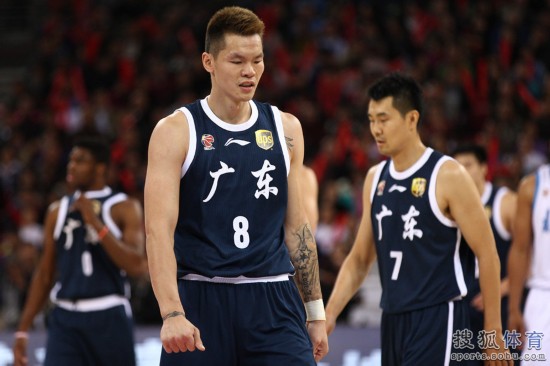 老馬32+8力壓阿聯(lián)29+11 北京揭幕戰(zhàn)14分勝廣東
