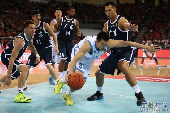 老馬32+8力壓阿聯29+11 北京揭幕戰(zhàn)14分勝廣東