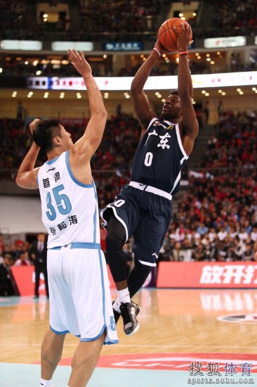 老馬32+8力壓阿聯29+11 北京揭幕戰14分勝廣東
