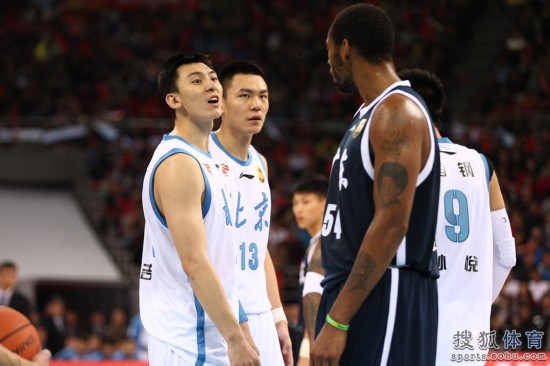 老馬32+8力壓阿聯(lián)29+11 北京揭幕戰(zhàn)14分勝?gòu)V東